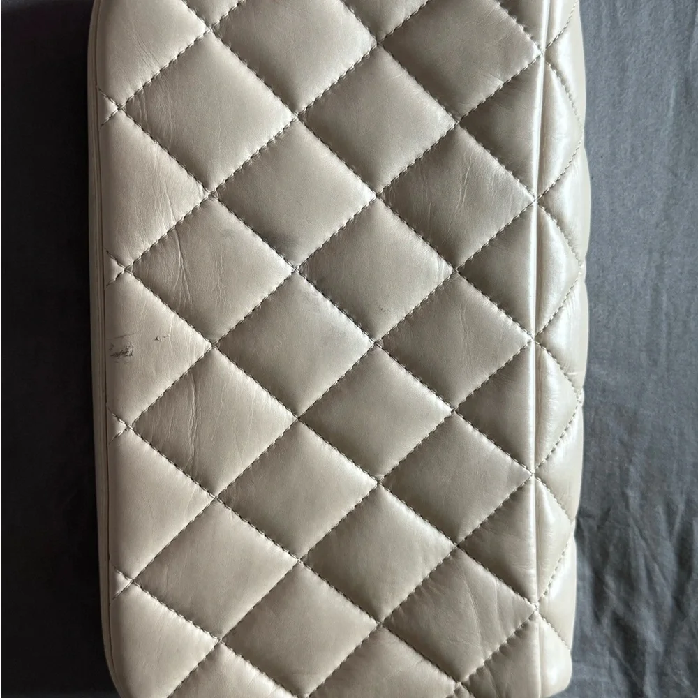 Chanel White Quilted Crossbody Bag with Gold Chain - Picture 7 of 10